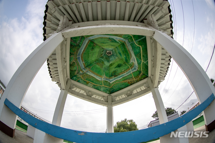 [포천=뉴시스] 정병혁 기자 = 경기 포천시 영중면에 위치한 38정 카페 지붕에 설치된 38정. 2022.06.25. jhope@newsis.com