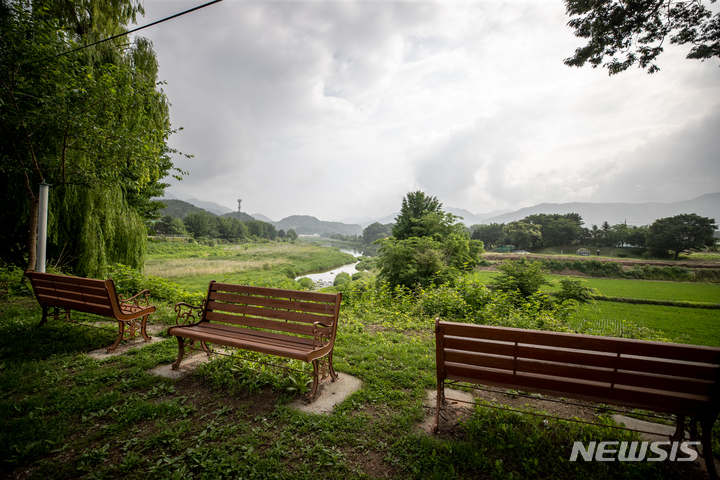 [포천=뉴시스] 정병혁 기자 = 경기 포천시 영중면에 위치한 38정 카페에서 바라본 영평천. 2022.06.25. jhope@newsis.com