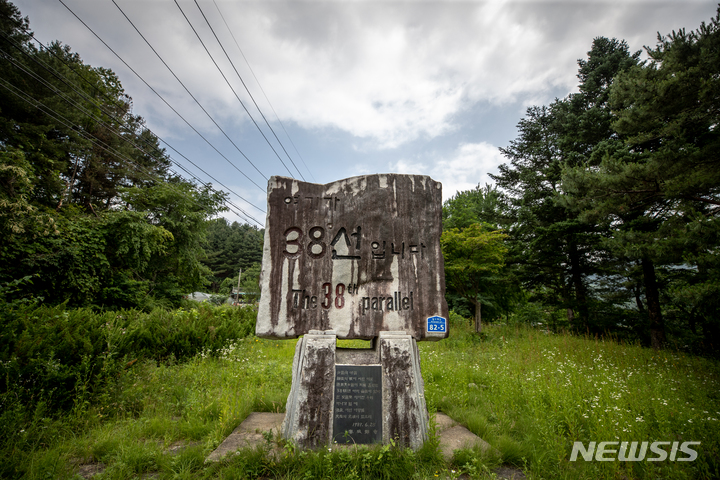[춘천=뉴시스] 정병혁 기자 = 강원 춘천시 사북면에 세워진 38선 표지석. 2022.06.25. jhope@newsis.com