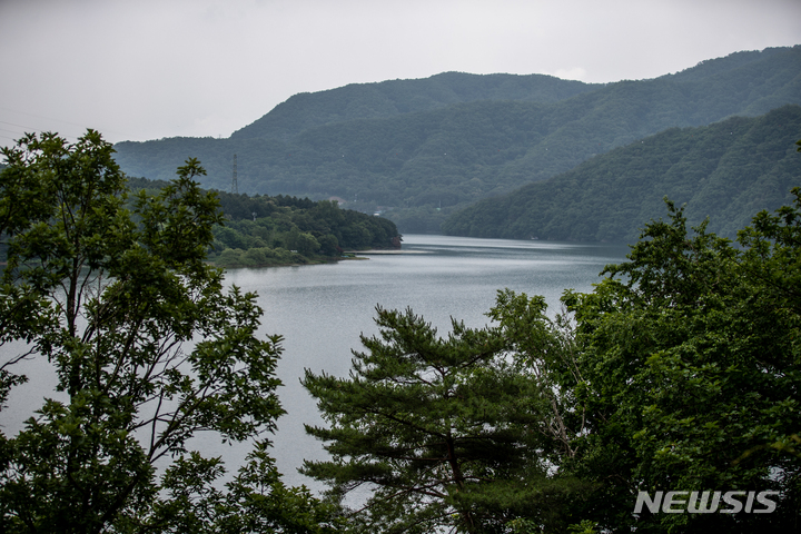 [춘천=뉴시스] 정병혁 기자 = 모진교가 수몰된 춘천호의 모습. 2022.06.25. jhope@newsis.com