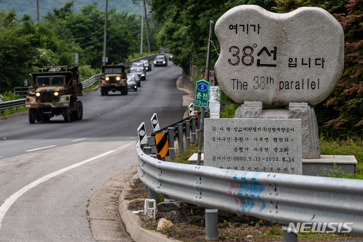 [춘천=뉴시스] 정병혁 기자 = 강원 춘천시 사북면에 세워진 38선 표지석. 2022.06.25. jhope@newsis.com