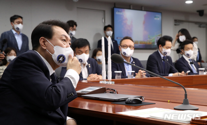 [서울=뉴시스] 전신 기자 = 윤석열 대통령이 지난 21일 서울 용산 대통령실 청사 영상회의실에서 누리호 발사를 생중계로 시청하고 있다. 2022.06.21. photo1006@newsis.com