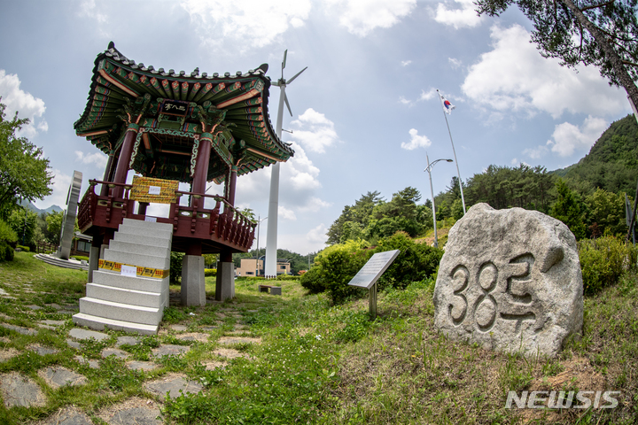 [인제=뉴시스] 정병혁 기자 = 강원 인제군 38공원에 설치된 38루와 표지석. 2022.06.25. jhope@newsis.com