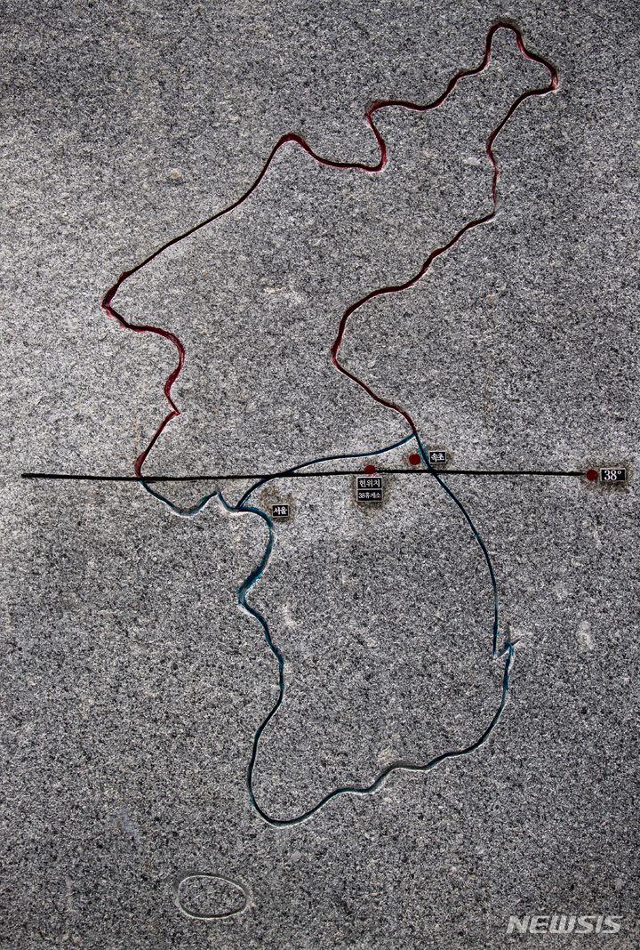 [인제=뉴시스] 정병혁 기자 = 강원 인제군 남면에 위치한 38커피에 설치된 38도선 모형. 2022.06.25. jhope@newsis.com