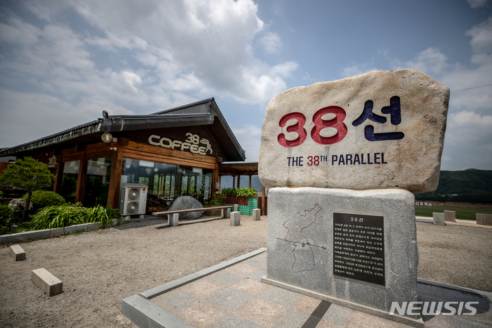 [인제=뉴시스] 정병혁 기자 = 강원 인제군 남면에 위치한 38선휴게소에 설치된 38선표지석. 2022.06.25. jhope@newsis.com