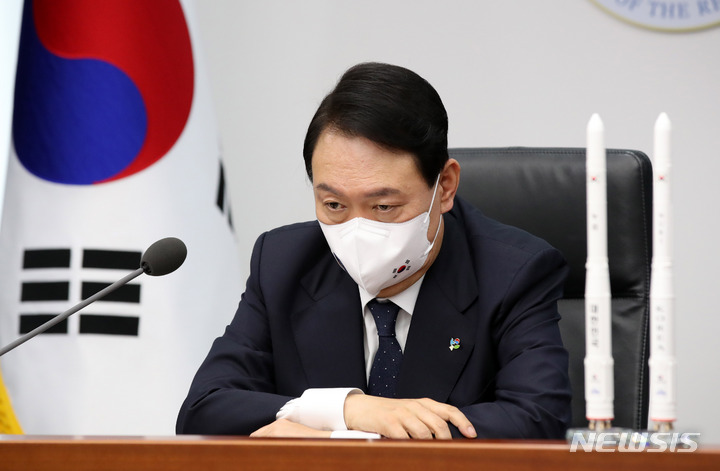 [서울=뉴시스] 전신 기자 = 윤석열 대통령이 21일 서울 용산 대통령실 청사 영상회의실에서 누리호 발사를 생중계로 시청하고 있다. 2022.06.21. photo1006@newsis.com