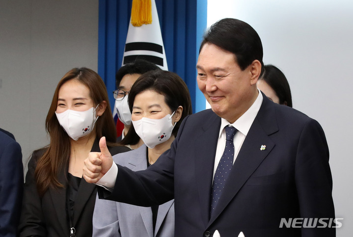 [서울=뉴시스] 전신 기자 = 윤석열 대통령이 지난 21일 서울 용산 대통령실 청사 영상회의실에서 이종호 과학기술정보통신부 장관으로부터 누리호 발사 성공 결과를 보고 받은 후 밝은 표정으로 엄지를 치켜올리고 있다. 2022.06.21. photo1006@newsis.com