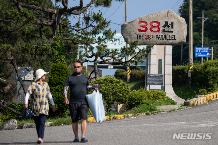 [양양=뉴시스] 정병혁 기자 = 강원 양양군에 위치한 38선휴게소에 세워진 38선표지석. 2022.06.25. jhope@newsis.com