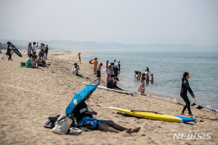 [양양=뉴시스] 정병혁 기자 = 강원 양양군 서피비치에서 서핑을 배우며 이른 휴가를 즐기는 관광객들. 2022.06.25. jhope@newsis.com