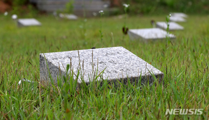 [파주=뉴시스] 추상철 기자 = 21일 경기도 파주시에 위치한 적군묘지. 2022.06.24. scchoo@newsis.com