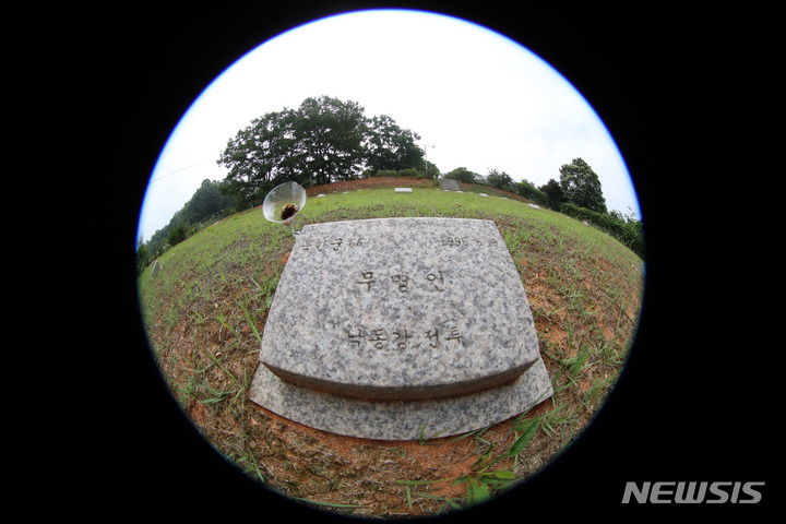 [파주=뉴시스] 추상철 기자 = 21일 경기도 파주시에 위치한 적군묘지. 2022.06.24. scchoo@newsis.com