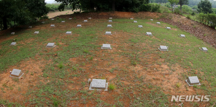 [파주=뉴시스] 추상철 기자 = 21일 경기도 파주시에 위치한 적군묘지. 2022.06.24. scchoo@newsis.com