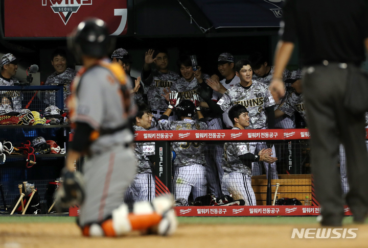 [서울=뉴시스] 고승민 기자 = 21일 서울 잠실야구장에서 열린 2022 KBO 리그 한화 이글스 대 LG 트윈스 경기, 5회말 LG 공격 2사 1,2루 상황 9번타자 손호영이 홈런을 치고 덕아웃으로 들어와 동료들과 기뻐하고 있다. 2022.06.21. kkssmm99@newsis.com