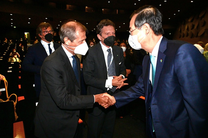 [서울=뉴시스] 조수정 기자 = 한덕수 국무총리가 지난 21일 오전(현지시간) 프랑스 파리에서 열린 제170차 국제박람회기구(BIE)총회 2030 세계박람회 경쟁 프레젠테이션(PT) 참석자들과 인사 나누고 있다. (사진=국무총리실 제공) 2022.06.21. photo@newsis.com *재판매 및 DB 금지