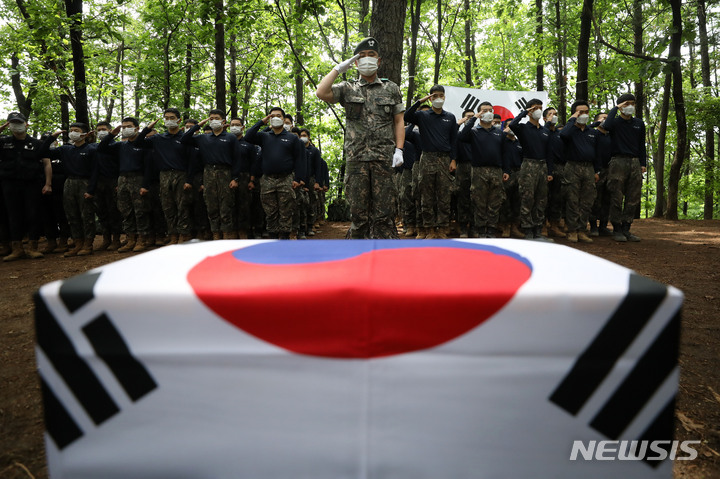 [포천=뉴시스] 백동현 기자 = 지난 16일 경기 포천시 소흘읍 일대 야산에서 국방부 유해발굴감식단과 8기동사단 진호대대 대원들이 수습한 유해 봉송하기 전 약식 제례를 하고 있다. 2022.06.24. livertrent@newsis.com