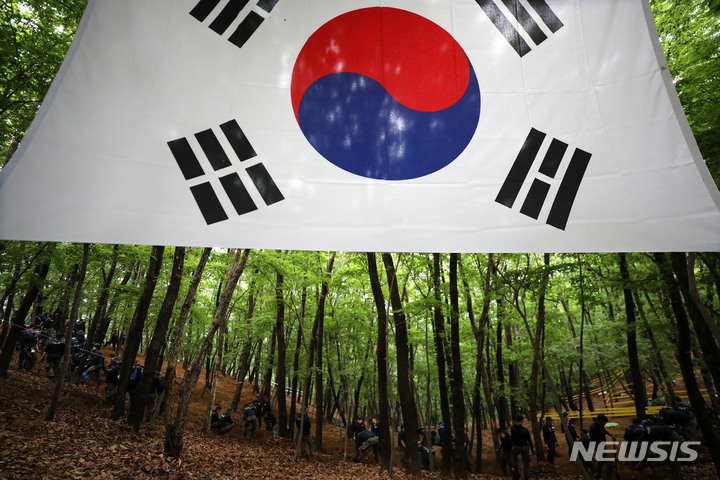 [포천=뉴시스] 백동현 기자 = 지난 16일 경기 포천시 소흘읍 일대 야산에서 8기동사단 진호대대 대원들이 유해발굴을 하고 있다. 2022.06.24. livertrent@newsis.com