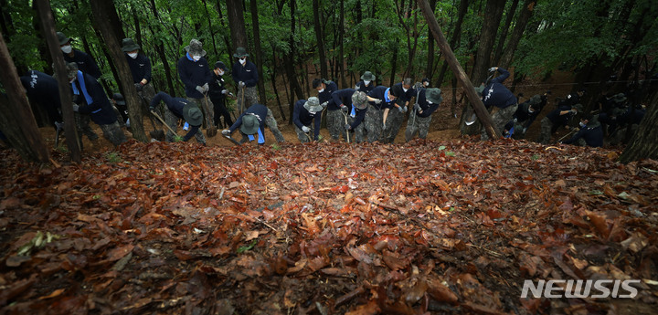 [포천=뉴시스] 백동현 기자 = 지난 16일 경기 포천시 소흘읍 일대 야산에서 8기동사단 진호대대 대원들이 유해발굴을 하고 있다. 2022.06.24. livertrent@newsis.com