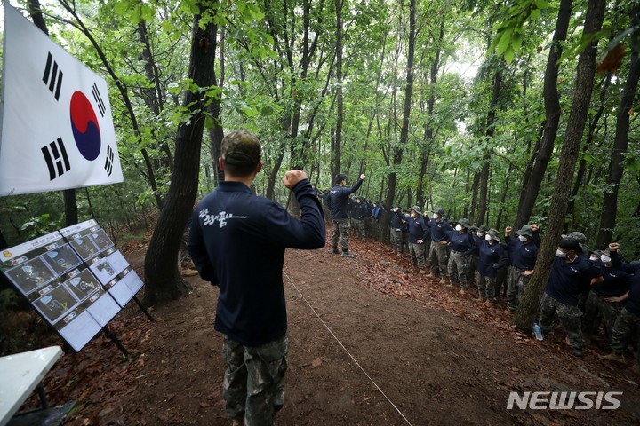 [포천=뉴시스] 백동현 기자 = 지난 16일 경기 포천시 소흘읍 일대 야산에서 8기동사단 진호대대 대원들이 유해발굴 시작 전 구호를 외치고 있다. 2022.06.24. livertrent@newsis.com