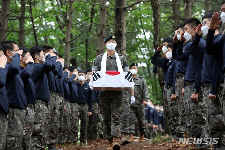[포천=뉴시스] 백동현 기자 = 지난 16일 경기 포천시 소흘읍 일대 야산에서 국방부 유해발굴감식단과 8기동사단 진호대대 대원들이 수습한 유해를 봉송하고 있다. 2022.06.24. livertrent@newsis.com