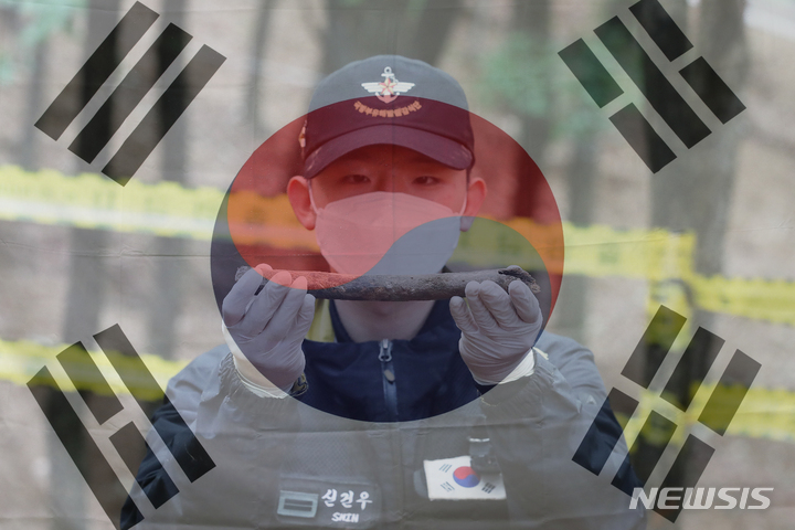 [포천=뉴시스] 백동현 기자 = 지난 16일 경기 포천시 소흘읍 일대 야산에서 국방부 유해발굴감식단 신건우 일병이 발굴한 유해를 바라보고 있다. (사진=다중노출촬영) 2022.06.24. livertrent@newsis.com