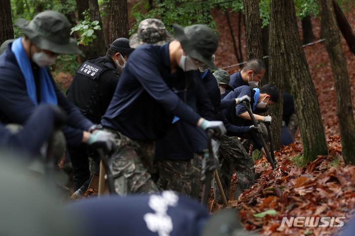 [포천=뉴시스] 백동현 기자 = 지난 16일 경기 포천시 소흘읍 일대 야산에서 8기동사단 진호대대 대원들이 유해발굴을 하고 있다. 2022.06.24. livertrent@newsis.com