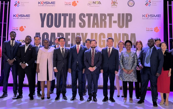 [진주=뉴시스] 현지시간 21일 우간다 캄팔라에서 열린 청년창업사관학교 개소식 단체사진(앞줄왼쪽7번째) 김학도 이사장. *재판매 및 DB 금지