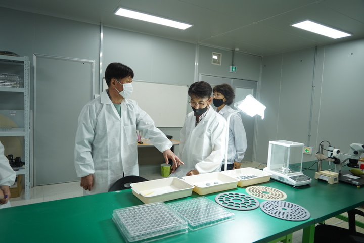 [서울=뉴시스] 김용문 창업진흥원장은 21일 광주광역시 뷰닉스를 방문해 소재·부품·장비 스타트업의 사업 성과를 점검하고 현장의 애로·건의사항 등을 수렴했다. (사진=창업진흥원 제공) 2022.06.22. photo@newsis.com *재판매 및 DB 금지