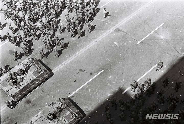 [광주=뉴시스] 이영주 기자 = 5·18민주화운동진상규명조사위원회는 22일 1980년 5월 당시 촬영된 사진 3600여 점을 기증받았다고 밝혔다. 사진은 1980년 5월 21일 오전 10시~11시 사이 광주 동구 금남로 전일빌딩 앞에 배치된 계엄군들과 실탄이 결합된 기관총이 설치된 장갑차의 모습. (사진 = 5·18민주화운동진상규명조사위원회 제공) 2022.06.22 photo@newsis.com