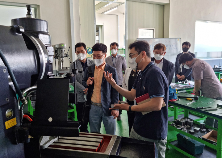 [부산=뉴시스] 하윤수 부산교육감 당선인 인수위원회는 두번째 외부 일정으로 22일 오전 특성화고인 부산공고를 방문했다고 밝혔다. (사진=하 당선인 인수위 제공) *재판매 및 DB 금지