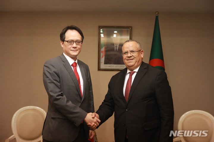 [서울=뉴시스]김장현 아프리카중동국장은 21일 오전 알제리에서 부메디엔 겐나드 알제리 외교부 아시아대양주총국장과 제5차 한-알제리 정책협의회를 개최했다. (사진=외교부 제공) 2022.06.22. photo@newsis.com