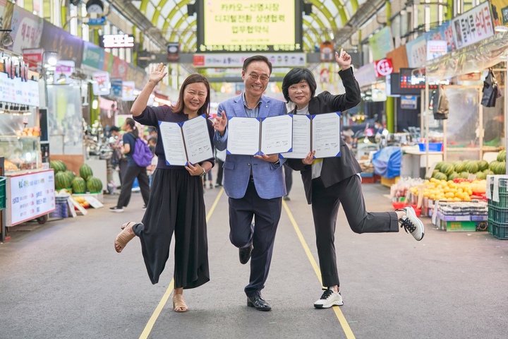 22일 신영시장에서 육심나 카카오 ESG사업실장(왼쪽부터), 김동용 신영시장 상인회장, 김미경 MKYU 대표가 기념촬영을 하고 있다. [사진=카카오] *재판매 및 DB 금지