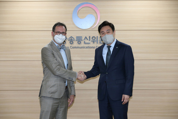 [서울=뉴시스] 방송통신위원회가 미국 IT산업협회와 온라인 플랫폼 관련 이슈와 관련해 논의하는 자리를 가졌다. 사진은 안형환 방통위 부위원장(오른쪽)이 제이슨 옥스먼 ITI 회장. (사진=방통위 제공) 2022.6.22 *재판매 및 DB 금지