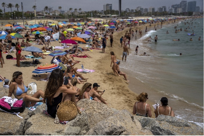 [바르셀로나=AP/뉴시스] 지난 19일(현지시간) 스페인 바르셀로나의 한 해변에서 사람들이 더위를 식히며 휴가를 즐기고 있다. 2022.06.22.&nbsp; *재판매 및 DB 금지