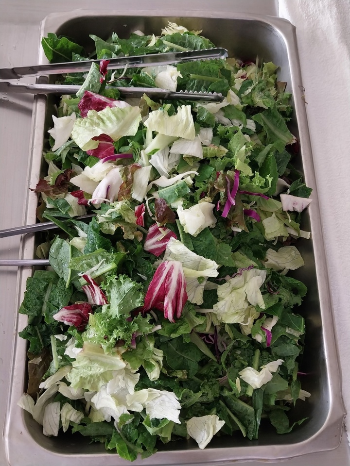 [통영=뉴시스] 신정철 기자= 통영시 농업기술센터는 신소득작물 '궁채'을 시범 재배하고 있다. 22일 지역농업개발시설에서 키운 '궁채'를 통영시청 구내식당에 공급하여 급식메뉴(샐러드와 쌈채소)로 활용해 좋은 반응을 얻었다.(사진=통영시 제공).2022.06.22. photo@newsis.com *재판매 및 DB 금지