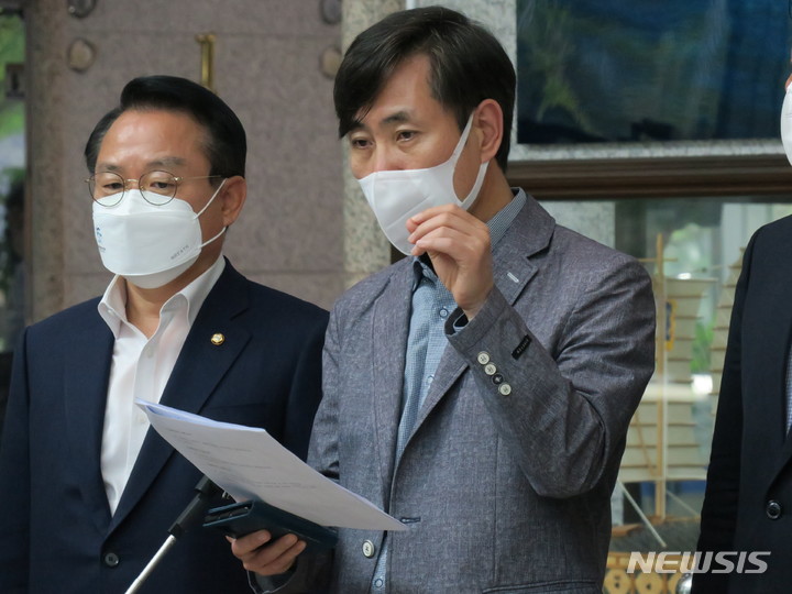  [인천=뉴시스] 김동영 기자 = 하태경 국민의힘 해수부 공무원 피격사건 진상조사TF 위원장이 22일 인천 연수구 해양경찰청을 찾아 지난 2020년 북한군에 의해 피격된 서해 공무원 사건과 관련 발언을 하고 있다. 2022.06.22. dy0121@newsis.com