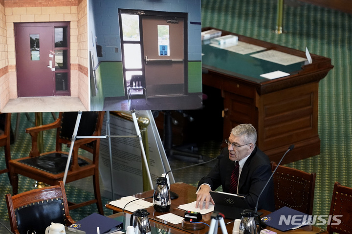 [오스틴=AP/뉴시스] 스티브 매크로 텍사스 공공안전부 국장이 21일(현지시간) 오스틴 주의회에서 열린 유밸디 초등학교 총격사건 청문회에서 현장 사진을 보여주며 증언하고 있다. 2022.06.22 