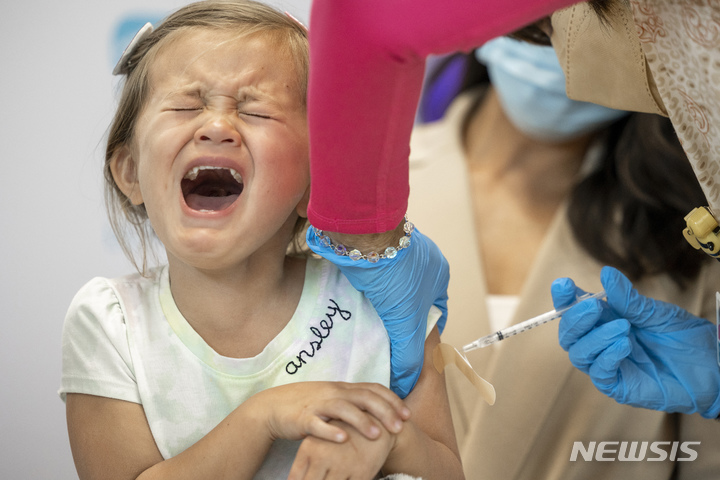 [뉴올리언스=AP/뉴시스] 미 루이지애나주 뉴올리언스 아동병원에서 4세 여아가 코로나19 백신 접종을 받으면서 아픈 표정을 짓고 있다. 미국은 이날부터 생후 6개월 이상 5세 미만 영유아에 대한 백신 접종을 시작했다. 2022.06.22.