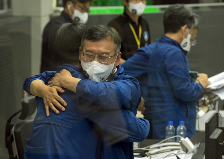 [서울=뉴시스] 순수 국내 기술로 설계·제작된 한국형 발사체 누리호(KSLV-Ⅱ) 2차 발사가 성공했다. 21일 대전시 한국항공우주연구원 위성종합관제실 관제센터에서 연구원들이 누리호 발사 성공에 기뻐하고 있다. (사진=한국항공우주연구원 영상 캡처) 2022.06.22. photo@newsis.com *재판매 및 DB 금지