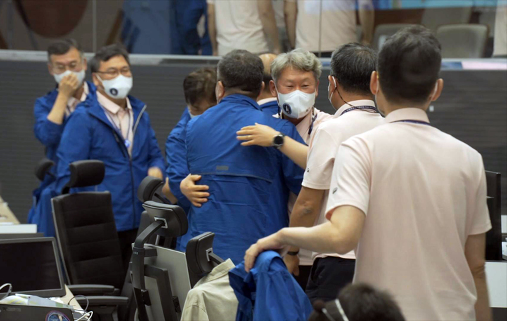 [서울=뉴시스] 순수 국내 기술로 설계·제작된 한국형 발사체 누리호(KSLV-Ⅱ) 2차 발사가 성공했다. 21일 대전시 한국항공우주연구원 위성종합관제실 관제센터에서 연구원들이 누리호 발사 성공에 기뻐하고 있다. (사진=한국항공우주연구원 영상 캡처) 2022.06.22. photo@newsis.com *재판매 및 DB 금지