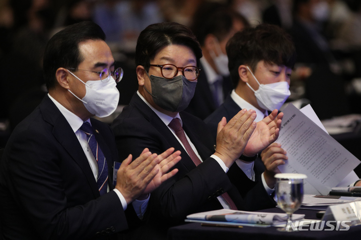 [서울=뉴시스] 국회사진기자단 = 박홍근 더불어민주당 원내대표와 권성동 국민의힘 원내대표가 22일 서울 중구 롯데호텔에서 열린 '2022 경향포럼'에서 박수를 치고 있다. 2022.06.22. photo@newsis.com