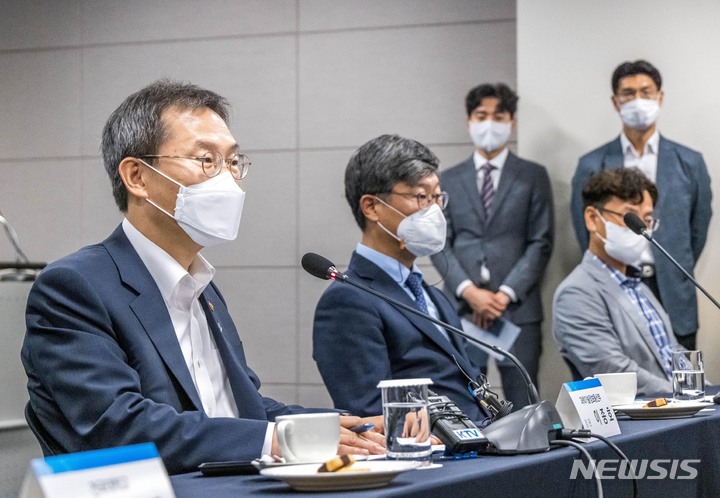 [서울=뉴시스] 배훈식 기자 = 이종호 과학기술정보통신부 장관이 22일 서울 중구 대한상공회의소에서 열린 디지털 플랫폼 업계 간담회에서 모두발언을 하고 있다. (공동취재사진) 2022.06.22. photo@newsis.com