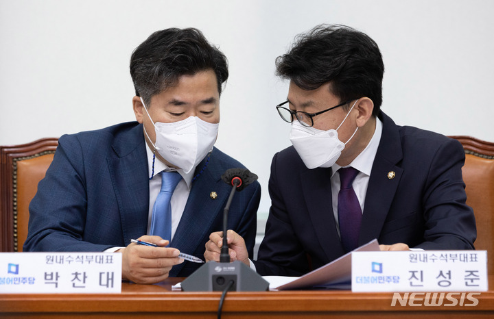 [서울=뉴시스] 전진환 기자 = 더불어민주당 박찬대, 진성준 원내수석부대표가 22일 오전 서울 여의도 국회에서 열린 비상대책위원회의에서 대화하고 있다. (공동취재사진) 2022.06.22. photo@newsis.com