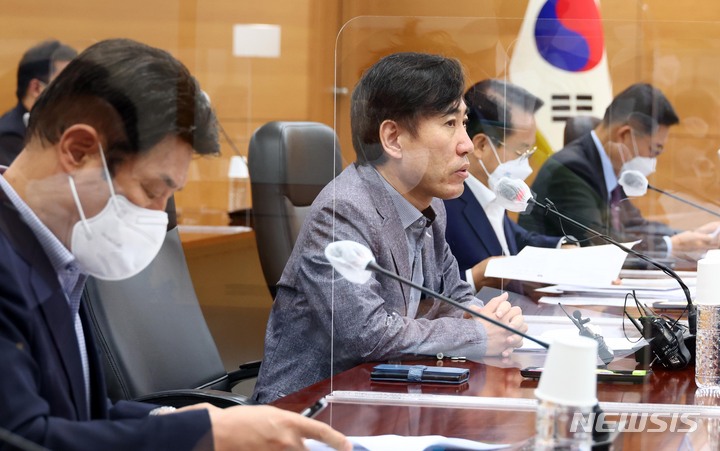 [인천=뉴시스] 국회사진기자단 = 하태경 국민의힘 해수부 공무원 피격사건 진상조사TF 위원장이 22일 지난 2020년 북한군에 의해 피격된 서해 공무원 사건과 관련해 인천 연수구 해양경찰청을 찾아 발언을 하고 있다. 2022.06.22. photo@newsis.com