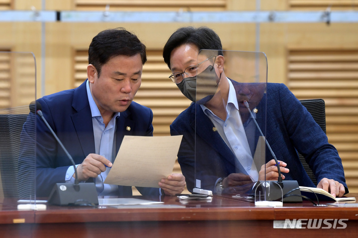 [서울=뉴시스] 김선웅 기자 = 송갑석 더불어민주당 의원(왼쪽)과 강병원 의원이 22일 오전 서울 여의도 국회 의원회관에서 열린 비공개 재선의원 간담회를 앞두고 대화를 나누고 있다. (공동취재사진) 2022.06.22. photo@newsis.com