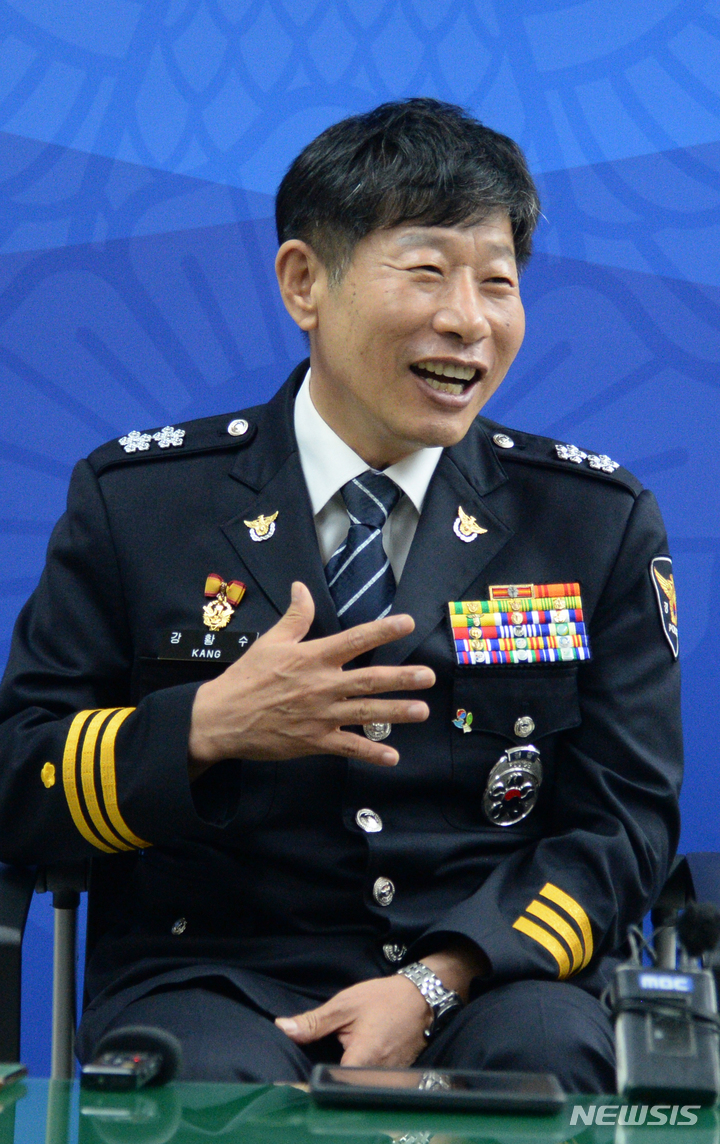 [전주=뉴시스] 김얼 기자 = 강황수 제34대 전북경찰청 신임 청장이 22일 전북 전주시 전북경찰청 기자실에서 기자간담회를 갖고 질의에 답변하고 있다. 2022.06.22. pmkeul@newsis.com