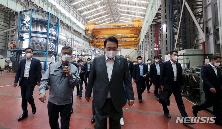 [창원=뉴시스] 홍효식 기자 = 윤석열 대통령이 지난 22일 경남 창원 두산에너빌리티 원자력 공장을 방문해 신고리 6호기 원자로 상부헤드를 시찰한 뒤 이동하고 있다. 2022.06.22. yesphoto@newsis.com