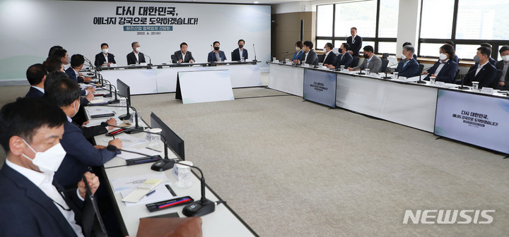 [창원=뉴시스] 홍효식 기자 = 윤석열 대통령이 22일 경남 창원 두산에너빌리티에서 열린 원전산업 협력업체 간담회에서 발언하고 있다. 2022.06.22. yesphoto@newsis.com