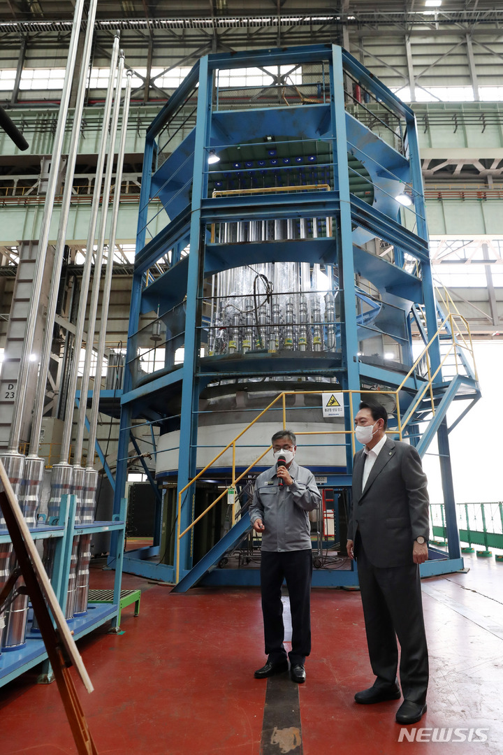 [창원=뉴시스] 홍효식 기자 = 윤석열 대통령이 22일 경남 창원 두산에너빌리티 원자력 공장을 방문해 신고리 6호기 원자로 상부헤드에 대한 설명을 듣고 있다. 2022.06.22. yesphoto@newsis.com