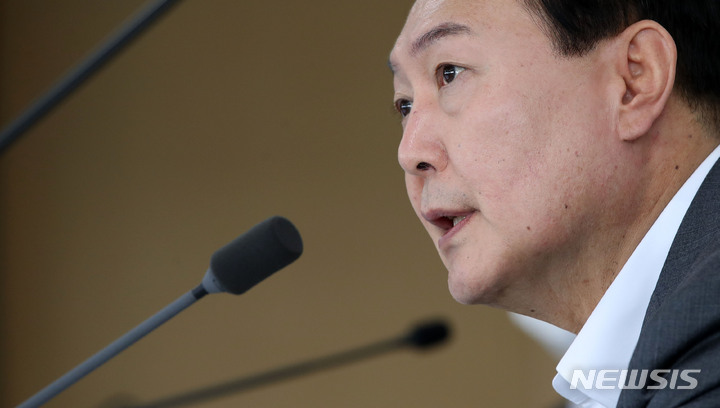 [창원=뉴시스] 홍효식 기자 = 윤석열 대통령이 22일 경남 창원 두산에너빌리티에서 열린 원전산업 협력업체 간담회에서 발언하고 있다. 2022.06.22. yesphoto@newsis.com