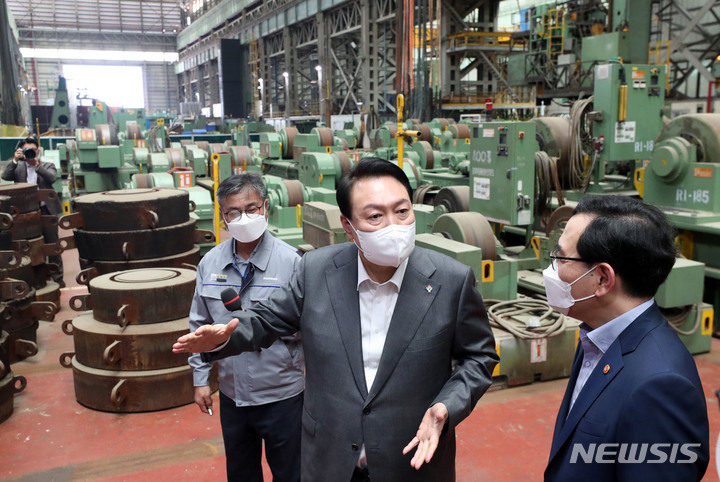 [창원=뉴시스] 홍효식 기자 = 윤석열 대통령이 22일 경남 창원 두산에너빌리티를 방문해 원자로 제작 공장을 시찰하고 있다. 2022.06.22. yesphoto@newsis.com